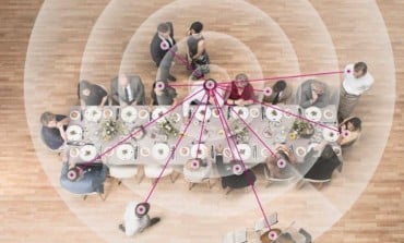 Oticon_Opn_Dinner_Above_New_World_Width200mm_300dpi_(C)_2016_Oticon