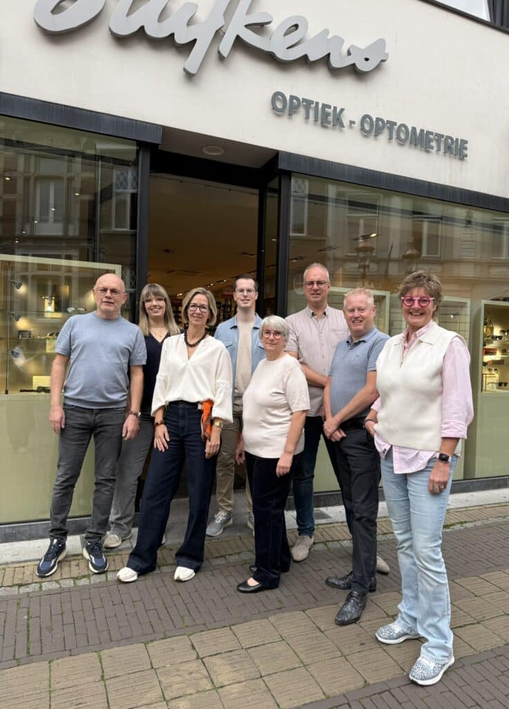 Team Stufkens Optiek Venlo voor het pand in Venlo op de foto voor de teamfoto.